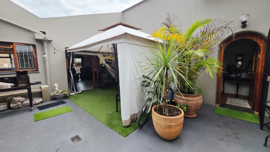 6 Bedroom Property for Sale in The Village Western Cape